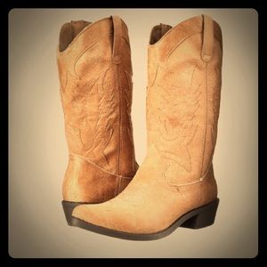 Brand new never worn still in box cute boots!