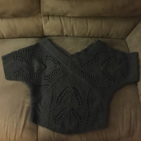Short-sleeved cropped length sweater