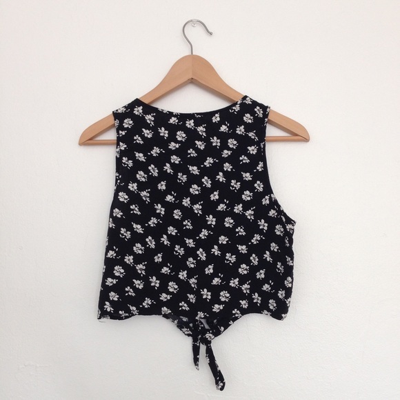 ❌SOLD❌ Floral knot crop top - Picture 2 of 4