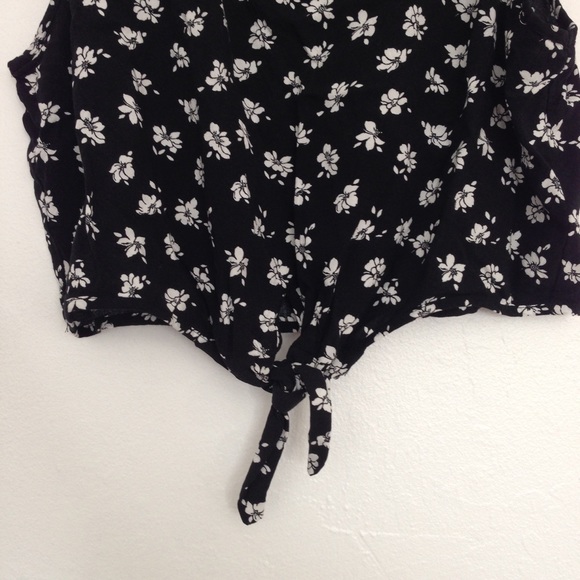 ❌SOLD❌ Floral knot crop top - Picture 3 of 4