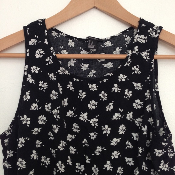 ❌SOLD❌ Floral knot crop top - Picture 4 of 4