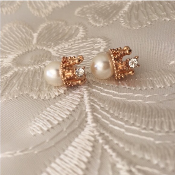 2/$15 Crown & Faux Pearl Earrings - Picture 3 of 4