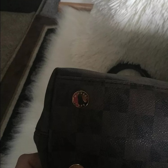 How to Tell Real Michael Kors Purses: 9 Ways to Spot Fake Bags Authentic Michael Kors tote