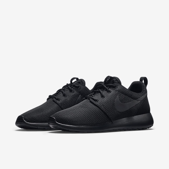 🌀SOLD🌀Nike Women Roshe One Black