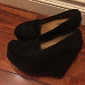 Black wedges!