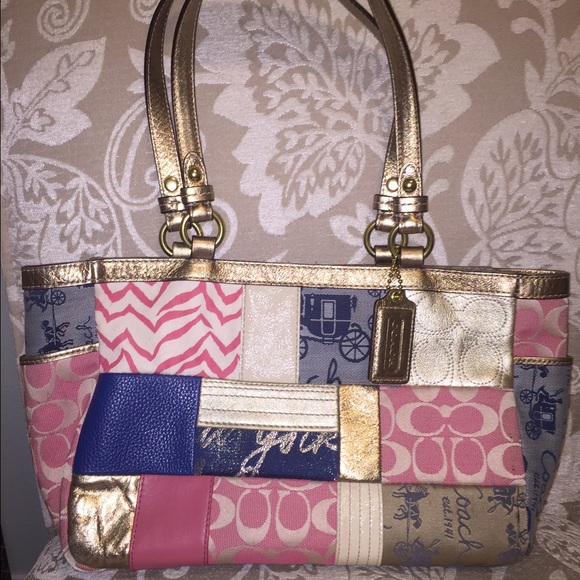 PATTERNED METALLIC GOLD COACH PURSE💖