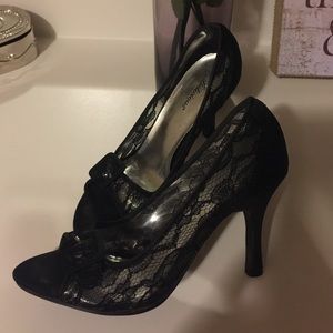 Lacy black heel! Super cute and good condition.