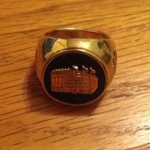 Yankee Memorial Ring old stadium (rare& priceless)
