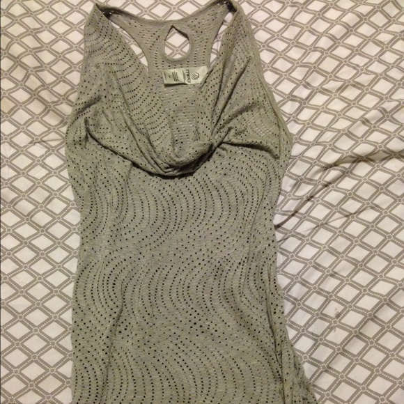 Grey gym shirt size smell