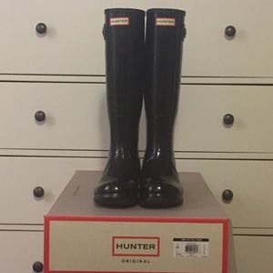 BLACK GLOSS HUNTER BOOTS! ONLY WORN ONCE! Size:8