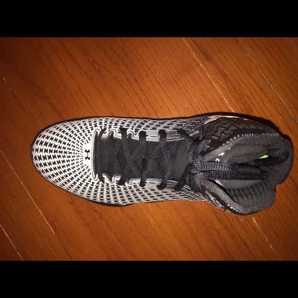 Under Armour Clutch Fit Drive Basketball Shoes - Picture 3 of 4