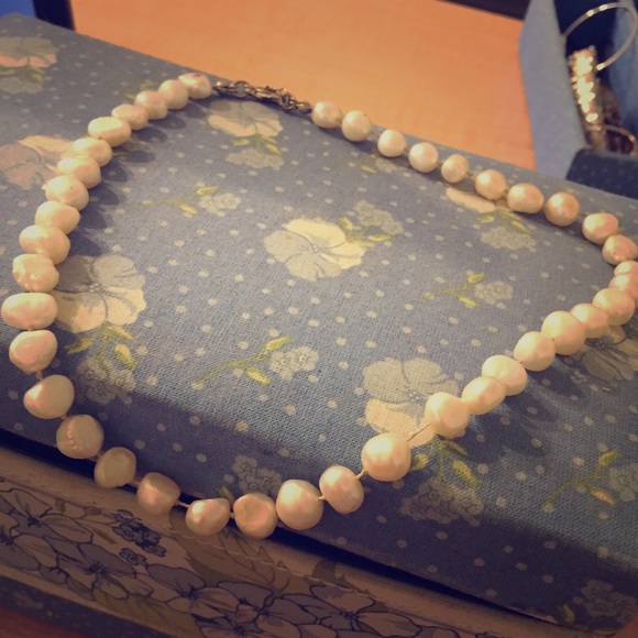 American eagle faux pearl necklace