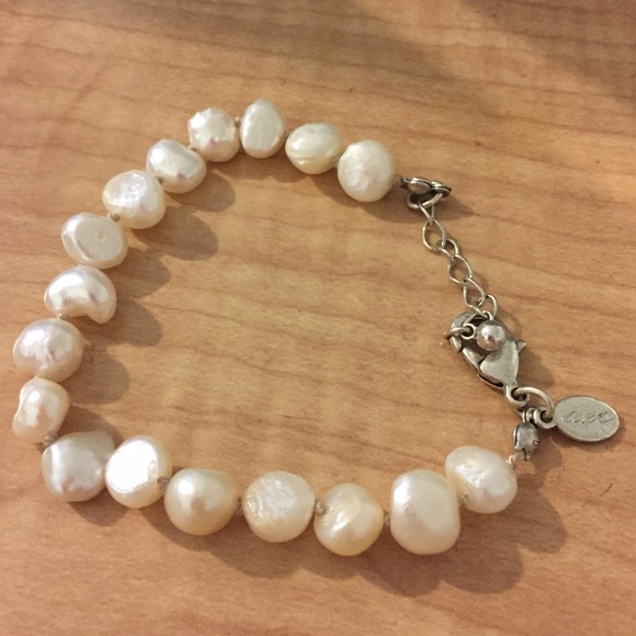 American eagle faux pearl bracelet