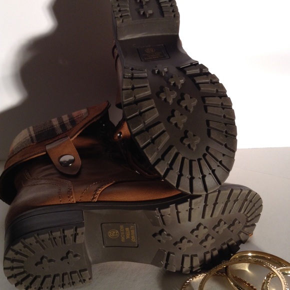 🎉HOST PICK🎉  PLAID FOLD OVER COMBAT BOOTS - Picture 4 of 4