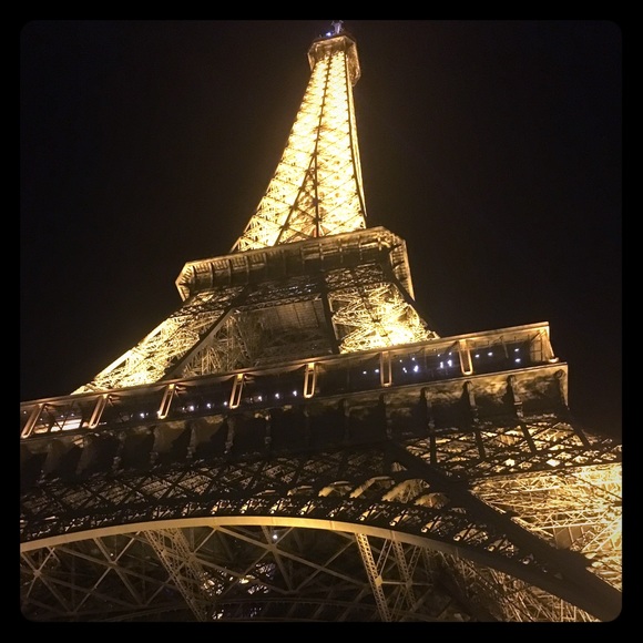 In Paris: Closet closed until January 13th!! - Picture 1 of 1