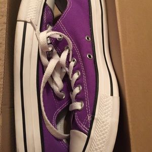 Unisex size 6 converse.