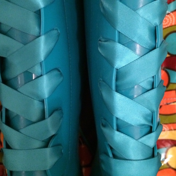 Dirty Laundry Rainboots - Picture 2 of 4