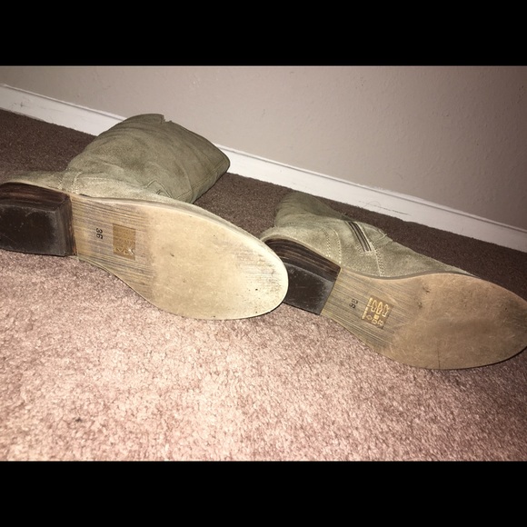 Comfortable Mid-calf flat suede light tan boots. - Picture 4 of 4