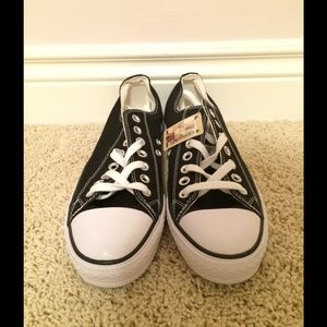 Brand new black low top converse