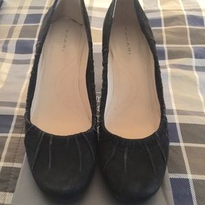 Tahari small heel black suede shoe sz 8M