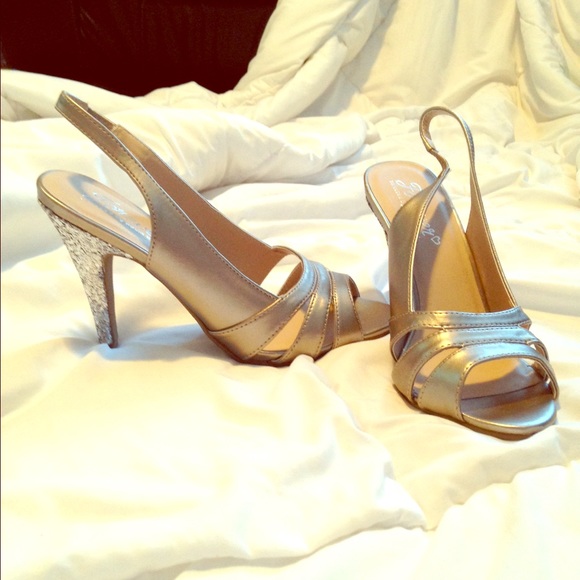Nude/goldish heel