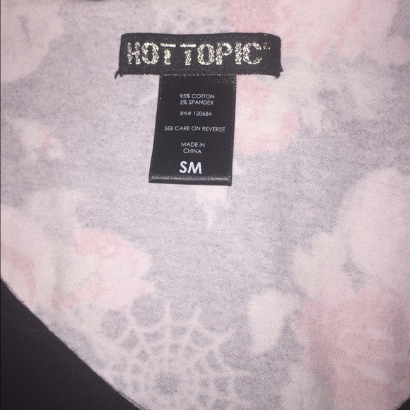 🚫SOLD🚫Skulls & Roses Retro top - Picture 3 of 3