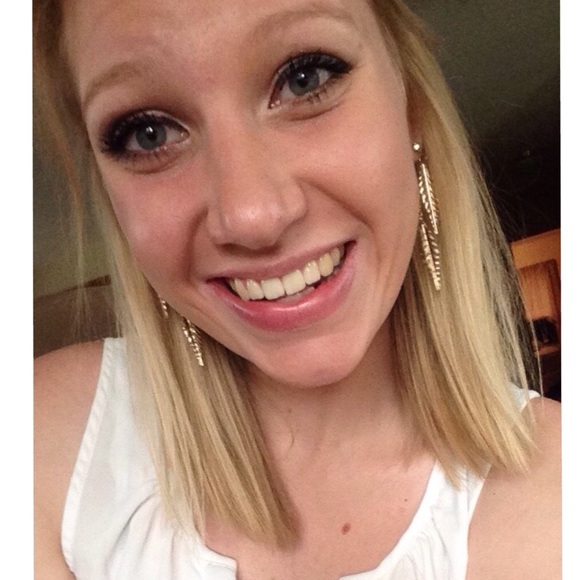 Meet your Posher, Courtney - Picture 1 of 1