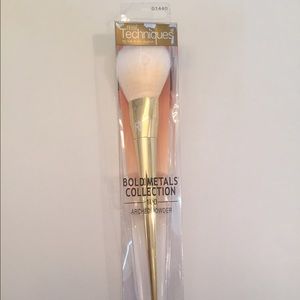 Real Techniques Bold Metals arched powder brush
