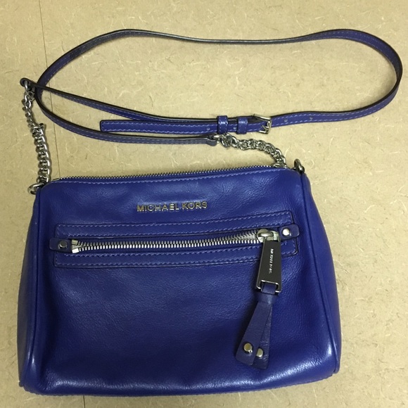 MAKE AN OFFER! Michael Kors small side purse!
