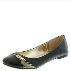 Adorable brand new never worn flats in box