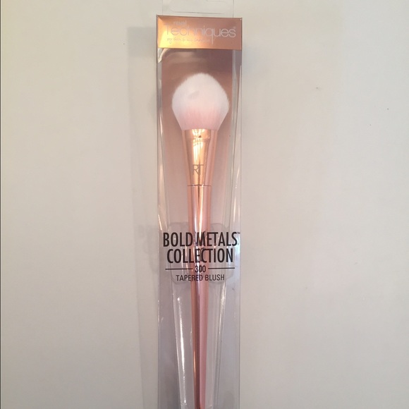 Real Techniques Bold Metals tapered blush brush