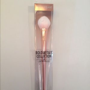 Real Techniques Bold Metals tapered blush brush