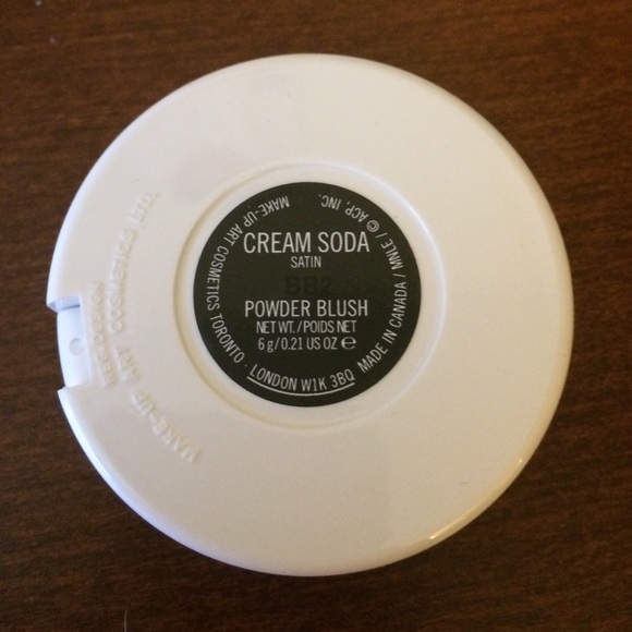 MAC Archies Girls Powder Blush in Cream Soda - Picture 3 of 4