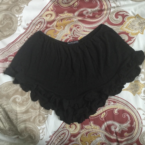 Brandy Melville Pants - Black Brandy Melville Vodi Shorts