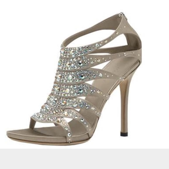 Gorgeous Gucci sandal in metallic taupe