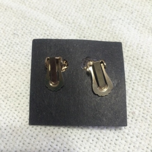 5/$25 | VINTAGE Green Clip-On Earrings - Picture 2 of 4