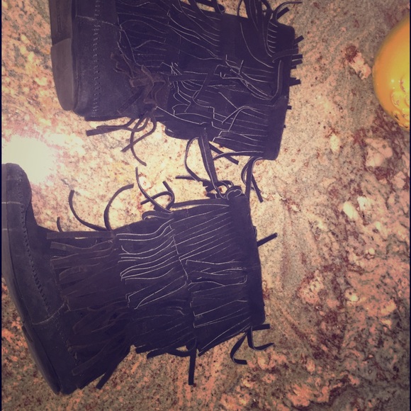 Black Minnetonka Moccasin boot