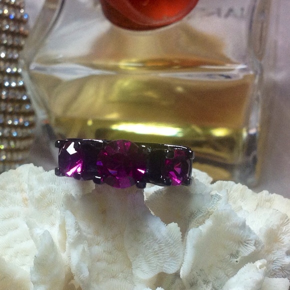 💜Gorgeous 18K Black Gold Rose Red Lady Ring - Picture 2 of 4