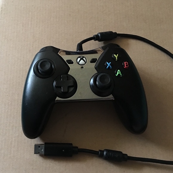 Xbox One wired controller in like new condition - Picture 1 of 4