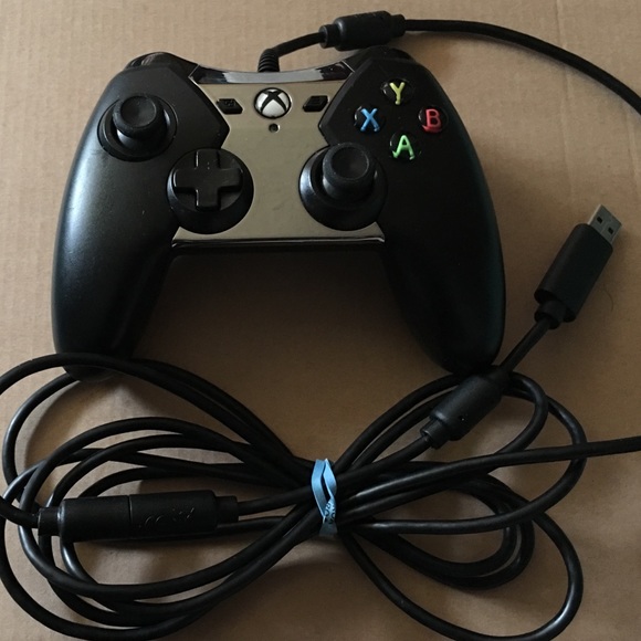 Xbox One wired controller in like new condition - Picture 2 of 4