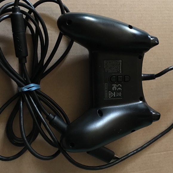 Xbox One wired controller in like new condition - Picture 4 of 4