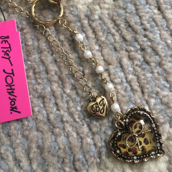 NWT Betsey Johnson long necklace