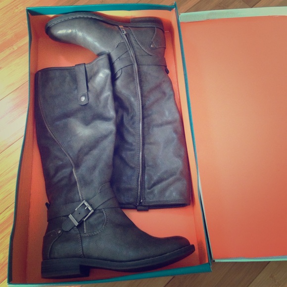 NEVER WORN still in box boots!!!