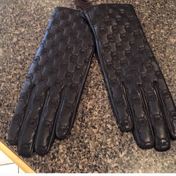MK authentic M sized gloves. Brand new