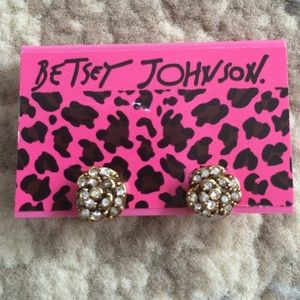 NWT Betsey Johnson flower stud earrings