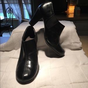 Black sz 9 high heel bootie