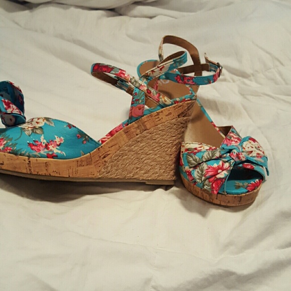 Super cute platform wedges - Picture 2 of 4