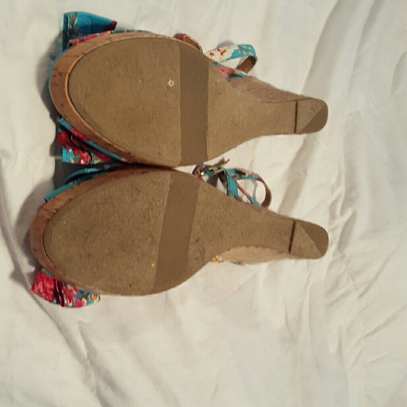 Super cute platform wedges - Picture 3 of 4