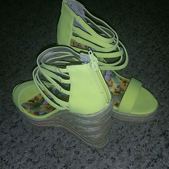 Yellow wedges