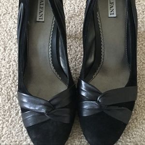 Black pumps
